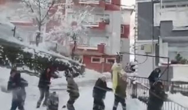 Kaydıkları alanı temizlemeye gelen iş makinesine kartoplarıyla karşılık verdiler