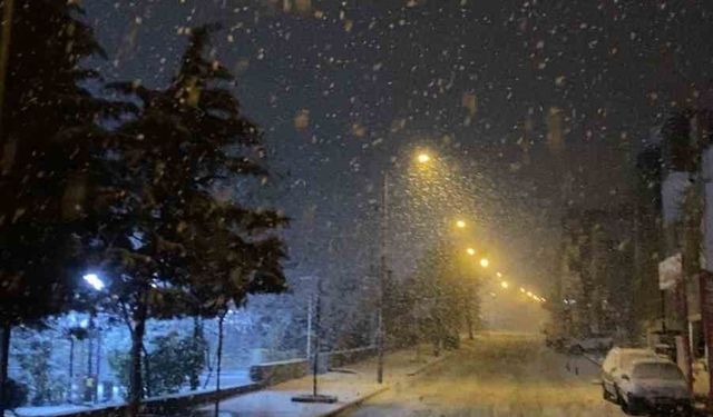 Mardin'de mevsimin ilk karı yağdı