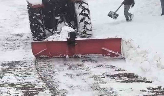 Mazıdağı'nda traktörlerin arkasına bağlanan aparatlarla kar temizleme çalışması yaptılar