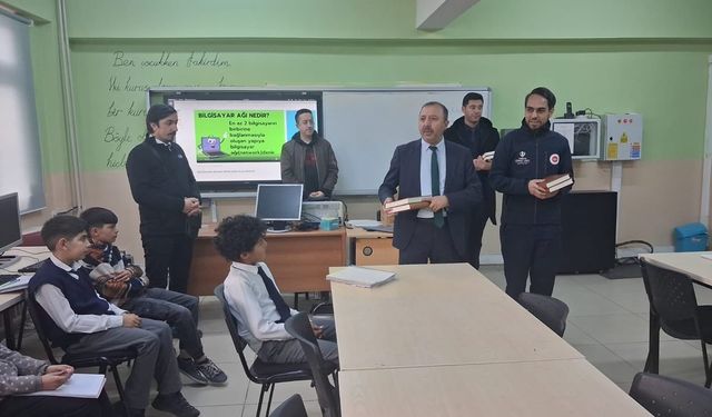 Öğrencilere Kur'an-ı Kerim hediye edildi