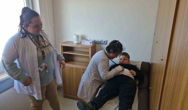 Özel eğitim öğrencileri hastane korkularını beyaz önlükle yendi