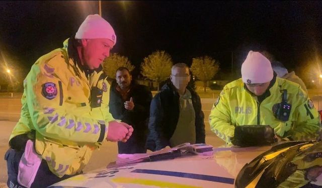 Sürücüsü alkollü çıkan otomobildeki yolcudan gazetecilere: 'Haberin konusu nedir'