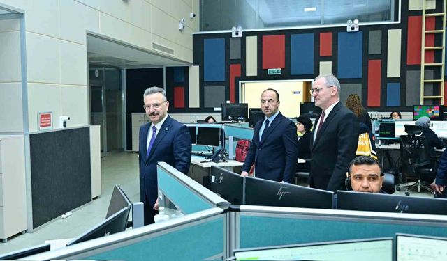 Vali Aksoy, 12 Acil Çağrı Merkezi personelinin yeni yılını kutladı