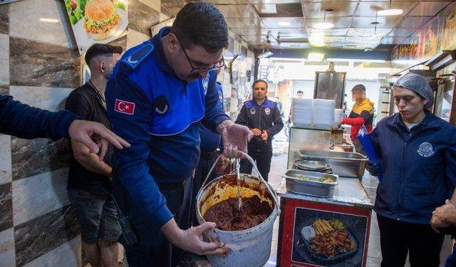 Dönerciden kurtlu salça ve turşu çıktı
