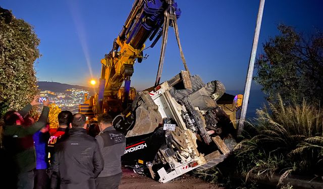 Vinçten düşen iş makinesi paniğe neden oldu