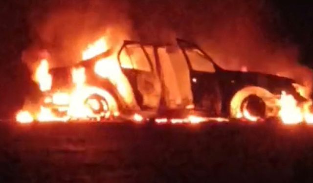 Seyir halindeki otomobil yanarak kullanılamaz hale geldi
