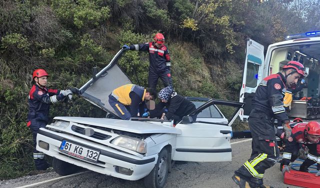Kaya parçası otomobilin üzerine düştü: 5 yaralı