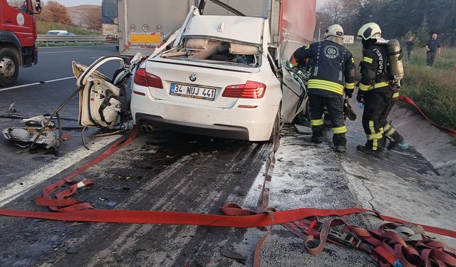 Otomobiliyle tırın altına giren 18 yaşındaki sürücü hayatını kaybetti