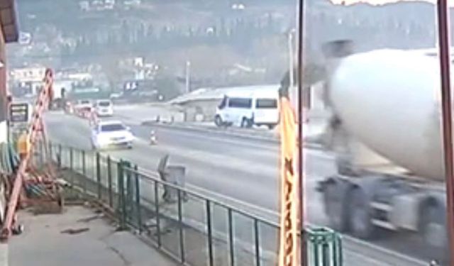 Motosiklet ve sürücüsü minibüsün altında kaldı