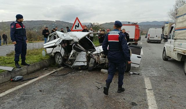 Kamyona çarpan otomobil hurdaya döndü: 1 ölü, 2 yaralı