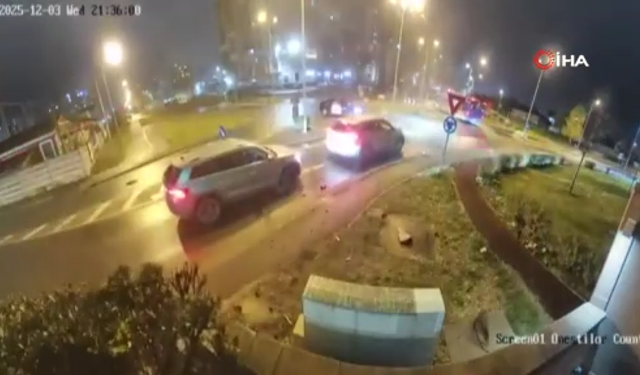 Romanya'da kavşağa çarparak havalanan araç, iki aracın üzerinden uçtu