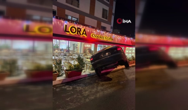 Kontrolden çıkan otomobil kafeteryaya girdi: Saniyelerle kurtuldular