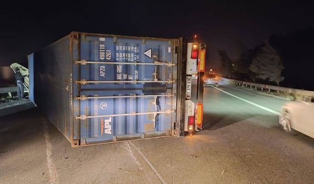 Hatay’da fırtına nedeniyle tırlar devrildi