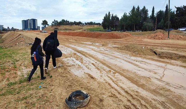 15 yıllık Çukurova Güzel Sanatlar Lisesi çamura teslim