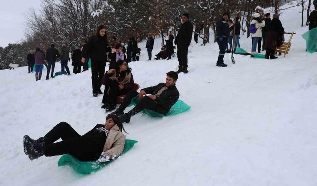 Adana usulü kayak festivali: Leğenle, bidonla, poşetle pistte yarış