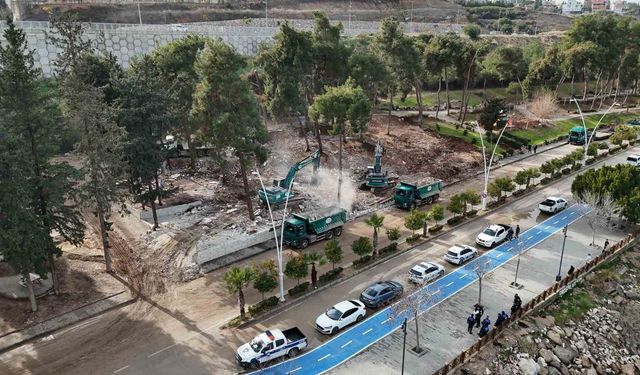 Adana'da kaçak işletmeler yıkılıyor