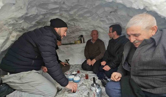 Adilcevaz'da esnaf biriken kardan çay evi yaptı