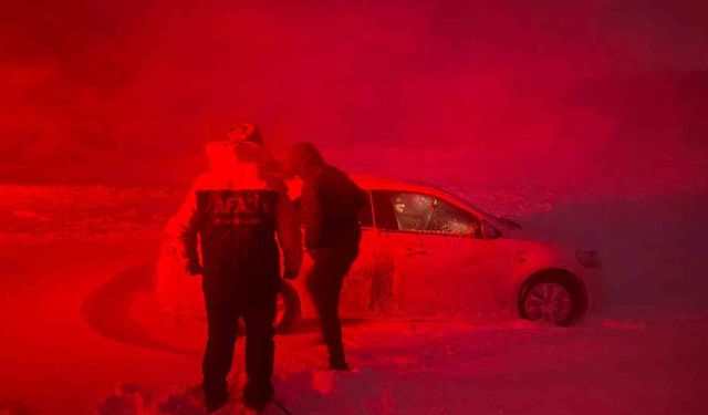 Ağrı'da AFAD ekipleri mahsur kalan vatandaşlara ulaştı