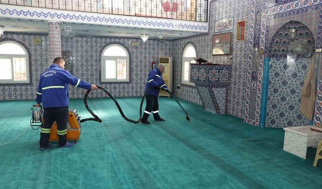 Akdeniz'de İbadethaneler periyodik olarak temizleniyor
