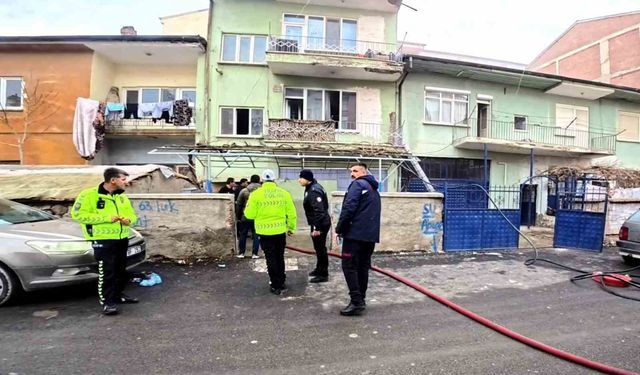 Aksaray'da 2 katlı binada yangın: 5 kişi dumandan etkilendi