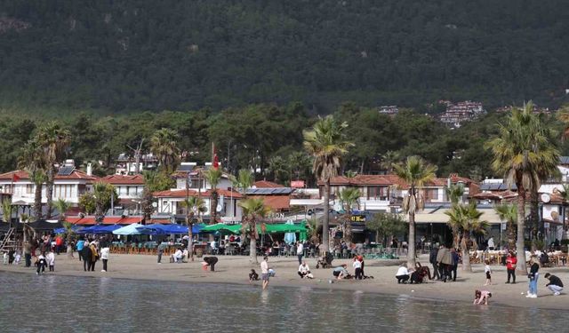 Akyaka'da güneşli hava sahilleri doldurdu