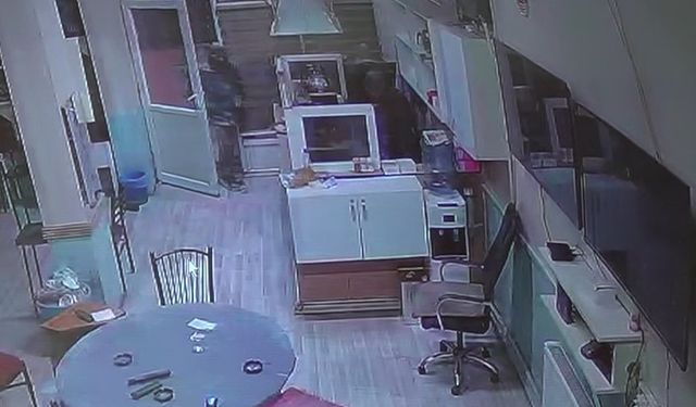 Altın ve dövizlerini 3 aydır yanında taşıyan adam gasp edildi