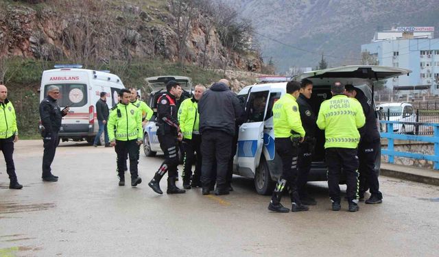 Amasya'da 'dur' ihtarına uymayıp kaçan motosikletli çocuk önüne çıkan polise çarptı