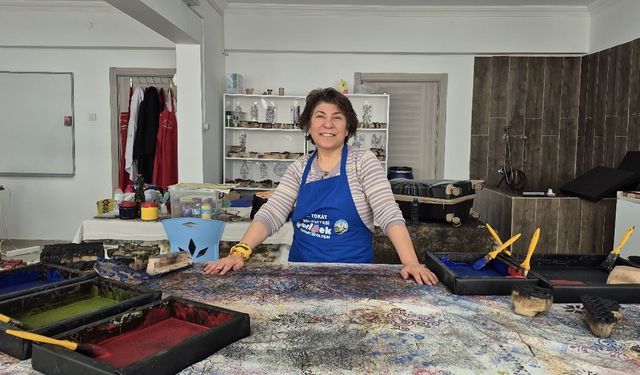 Ankaralı ebru sanatçısı geleneksel baskı sanatını yerinde öğrenmek için Tokat'a geldi