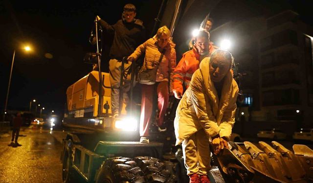 Antalya Büyükşehir Belediyesi 714 personelle hortum ve fırtınaya müdahale etti