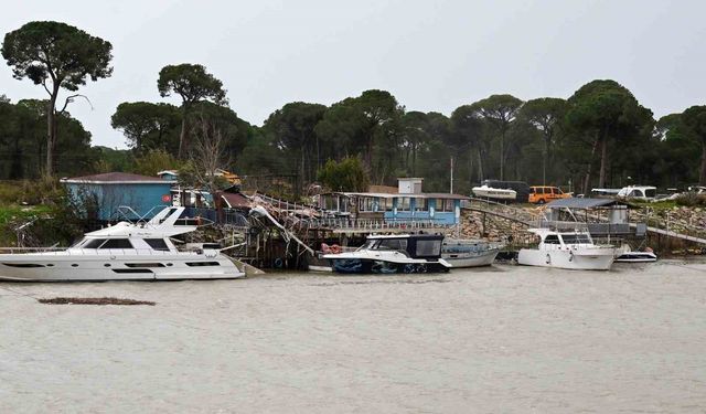 Antalya Valisi Şahin: 'Seralar ciddi hasar gördü, bir kişi yaralandı'