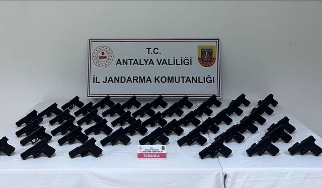 Antalya'da durdurulan araçtan 45 adet ruhsatsız tabanca çıktı