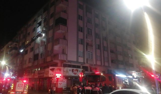 Apartmanda çıkan yangında 5 kişi dumandan etkilendi