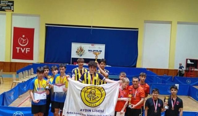 Aydın Lisesi Masa Tenisi Turnuvası'nda şampiyonu oldu