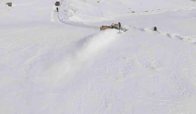 Aydınlar'da kar hayatı felç etti: Valilikten kar savurma makinesi desteği
