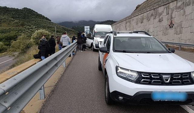 Ayvacık'ta 27 kaçak göçmen ile 2 göçmen kaçakçısı yakalandı