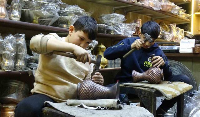 Babasından öğrendiği mesleğini çocuklarına öğretiyor