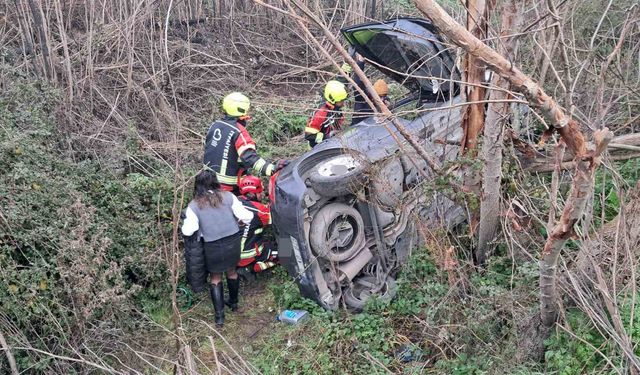 Balıkesir'de otomobil şarampole uçtu: Anne ve kızı yaralandı
