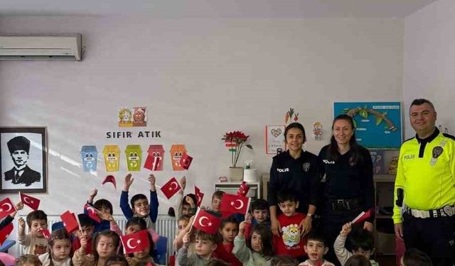 Balıkesir'de polisler miniklere trafik eğitimi verdi