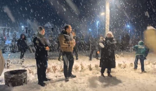Bartın'da ilçe protokolü vatandaşlarla kartopu oynadı