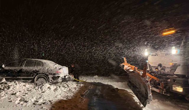 Başkale'de yoldan çıkan otomobil kara saplandı