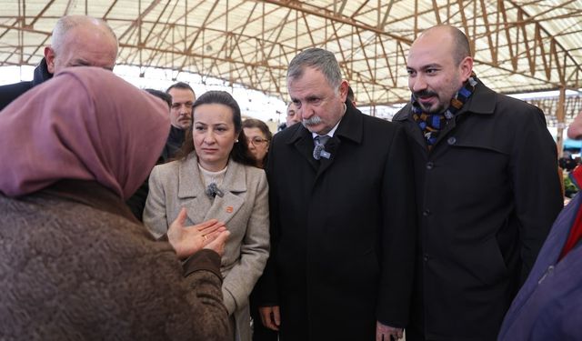 Başkan Balaban ve İl Başkanı Özalper pazar alışverişinde vatandaşlarla buluştu