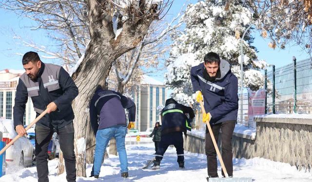 Başkan Sekmen: 'Bin 200 personel ve 400 araçla karla mücadele ediyoruz'