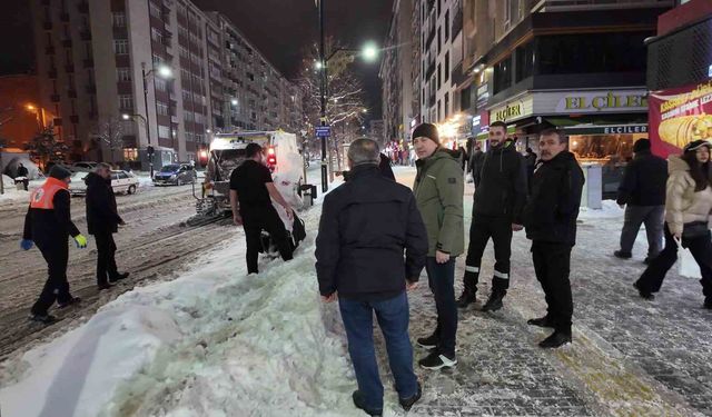 Başkan yolda kalan yolcuları evlerine ulaştırdı