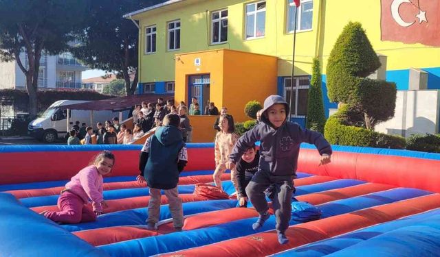 Bayındır'da karne şenliği: Okul bahçesi masal diyarına döndü