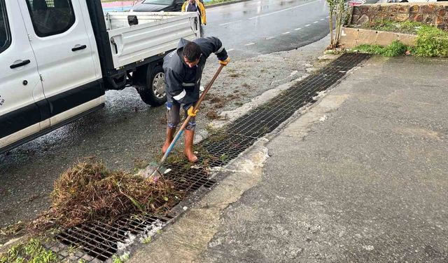 Belediye ekiplerinden fırtına ve yağış mesaisi