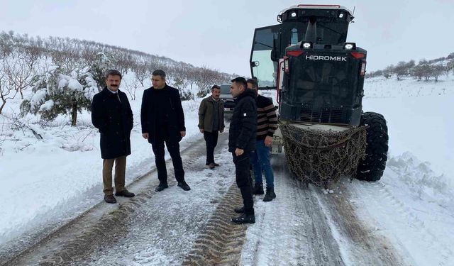 Besni'de kapanan köy yolları açılıyor