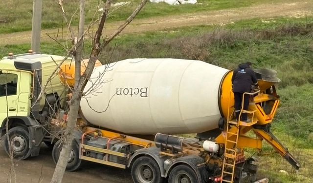 Beton mikseri boş araziye atık döktü iddiası