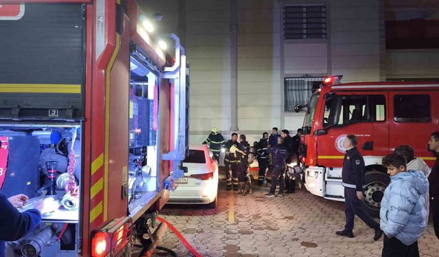 Binanın girişinde çıkan yangın korkuttu