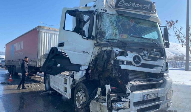 Bitlis'te iki tır çarpıştı