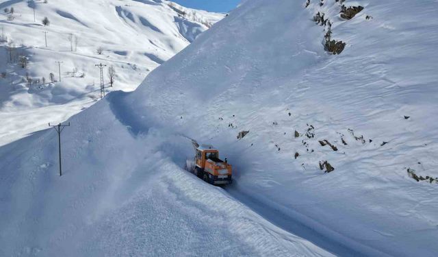 Bitlis'te köy yollarında 3 metreyi bulan karla mücadele